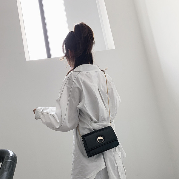 Elegáns női táska eko bőrből 3D fém elemekkel és hosszú füllel