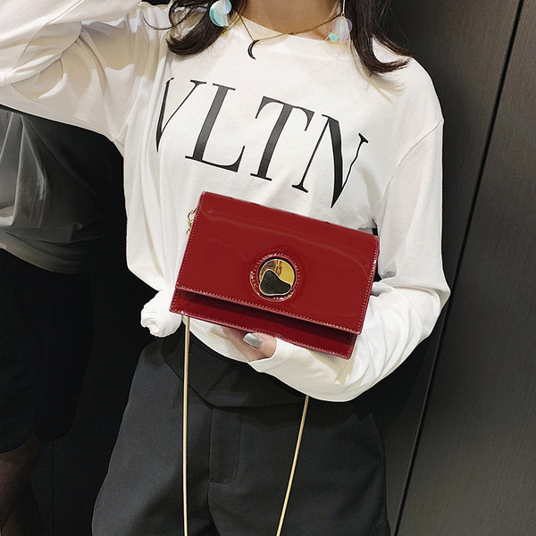 Elegáns női táska eko bőrből 3D fém elemekkel és hosszú füllel