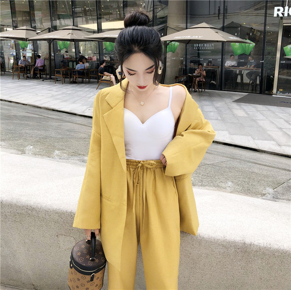 Κομψό γυναικείο σύνολο  - παντελόνι και σακάκι