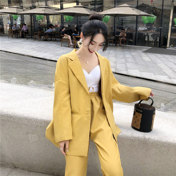 Κομψό γυναικείο σύνολο  - παντελόνι και σακάκι