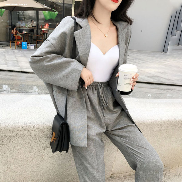 Κομψό γυναικείο σύνολο  - παντελόνι και σακάκι