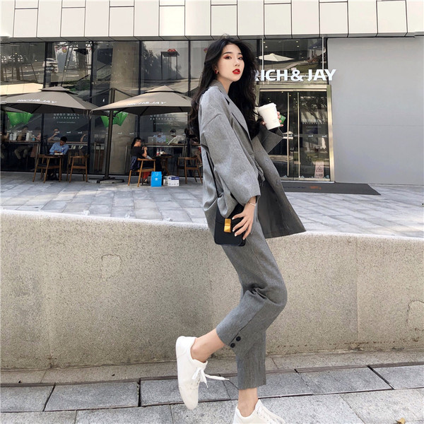 Κομψό γυναικείο σύνολο  - παντελόνι και σακάκι