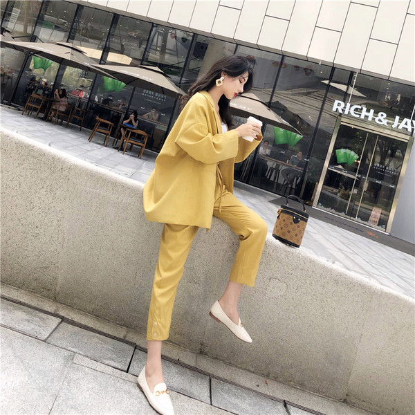 Κομψό γυναικείο σύνολο  - παντελόνι και σακάκι