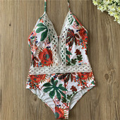 Modern női teljes fürdőruha virágos motívummal, V-nyakkal