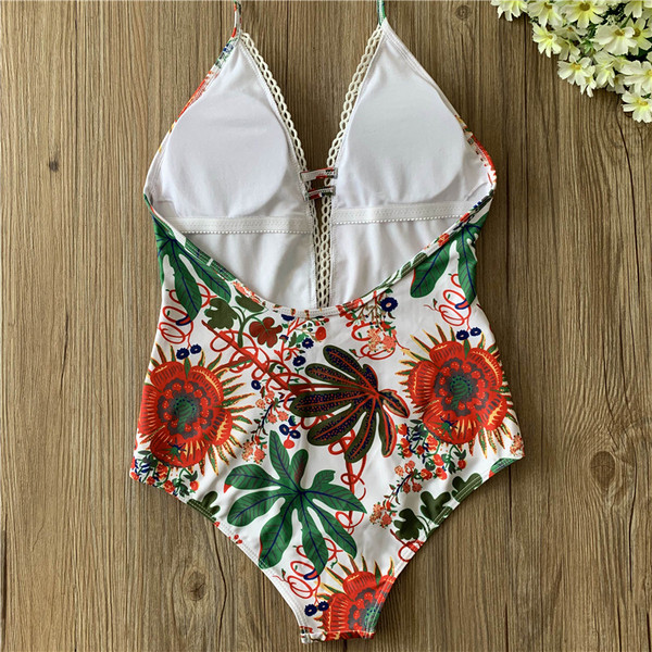 Modern női teljes fürdőruha virágos motívummal, V-nyakkal