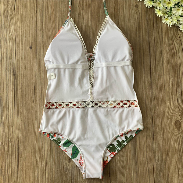 Modern női teljes fürdőruha virágos motívummal, V-nyakkal