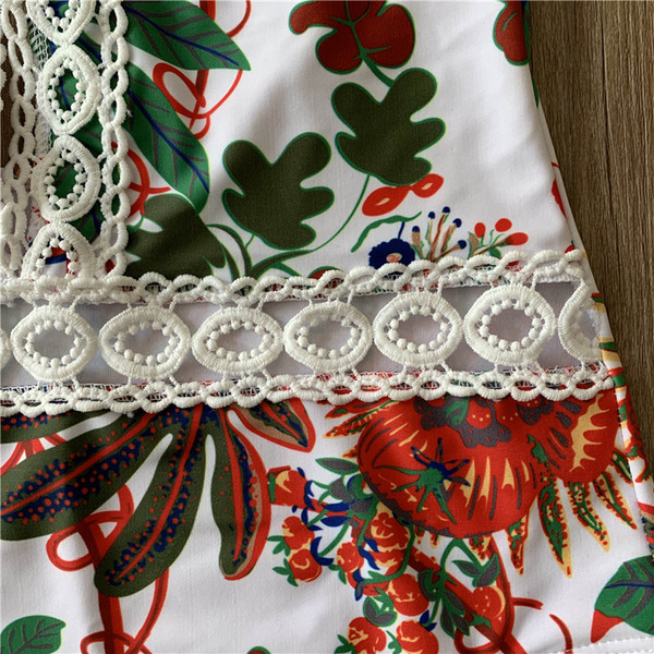 Modern női teljes fürdőruha virágos motívummal, V-nyakkal