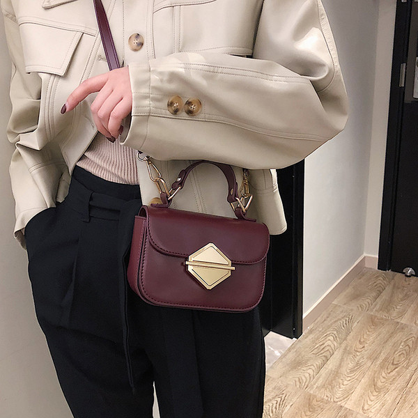 Modern női táska 3D fém elemekkel, öko bőrből