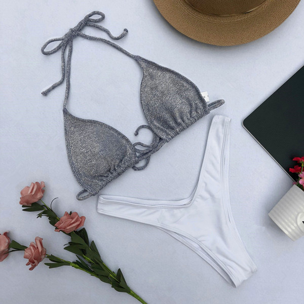 Modern női fürdőruha két részből áll