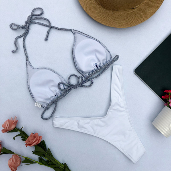 Modern női fürdőruha két részből áll