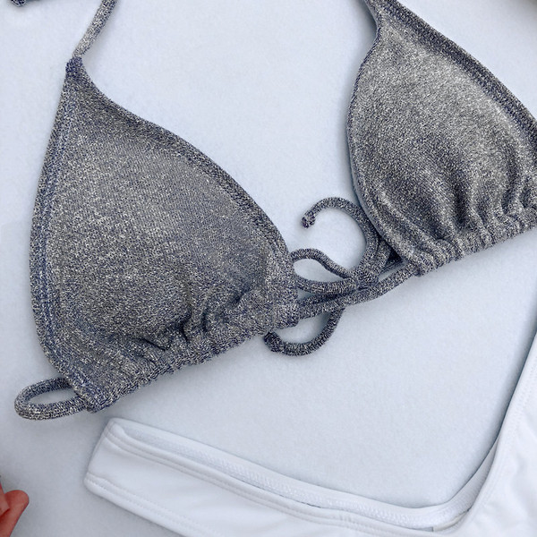 Modern női fürdőruha két részből áll