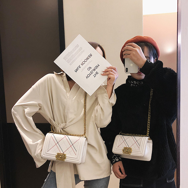 Модерна дамска чанта с дълга верижка и метални елементи 