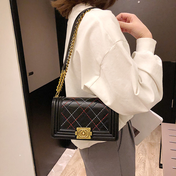 Модерна дамска чанта с дълга верижка и метални елементи 