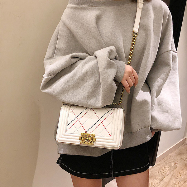 Модерна дамска чанта с дълга верижка и метални елементи 