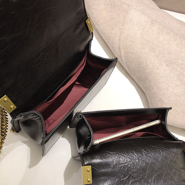 Модерна дамска чанта с дълга верижка и метални елементи 