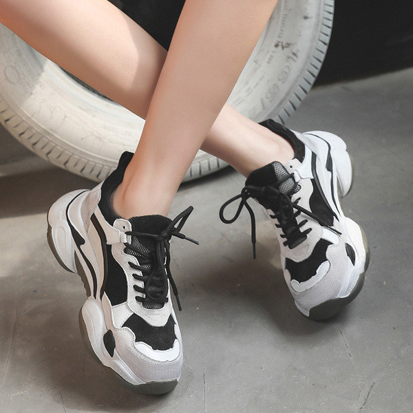 Aktuális női tornacipő durva talppal, két színben