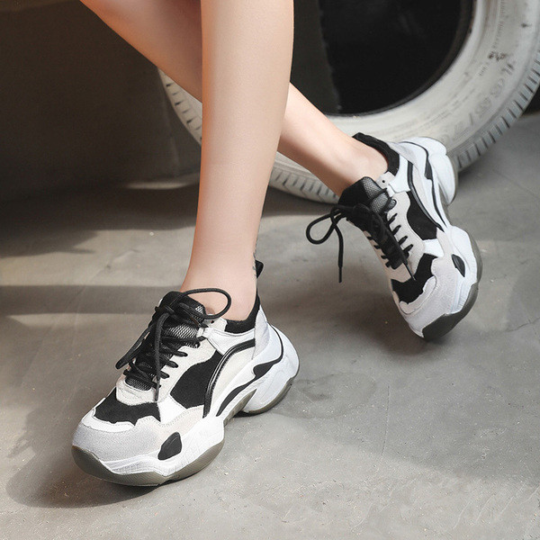 Aktuális női tornacipő durva talppal, két színben