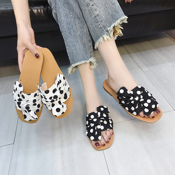 Papuci moderni de dama cu puncte in doua culori - alb si negru