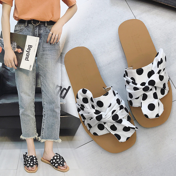 Papuci moderni de dama cu puncte in doua culori - alb si negru