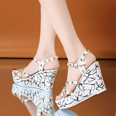 Modern női szandál három színben, fűzőlyukkal