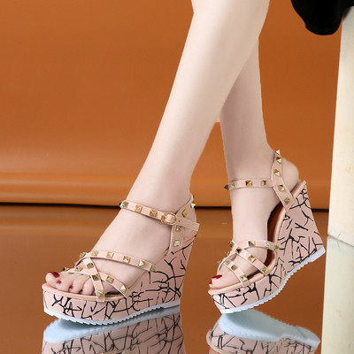 Modern női szandál három színben, fűzőlyukkal