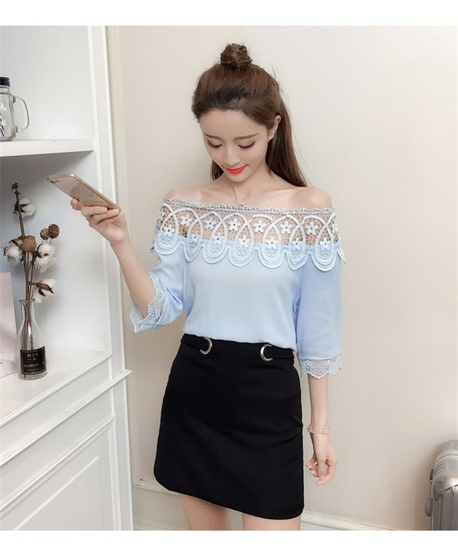 Modern női blúz csipkével és ejtett ujjú kék színben