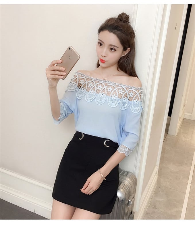 Modern női blúz csipkével és ejtett ujjú kék színben