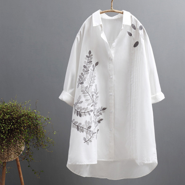 Cămașă lungă de damă modernă în alb cu motive florale