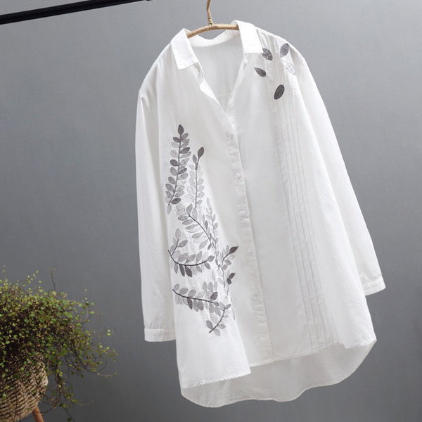 Cămașă lungă de damă modernă în alb cu motive florale