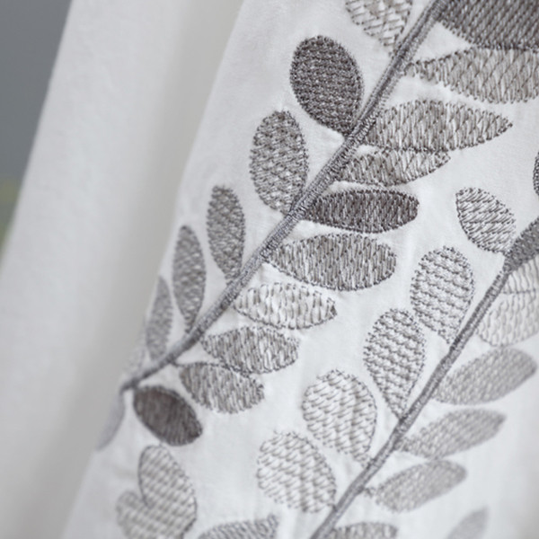 Cămașă lungă de damă modernă în alb cu motive florale