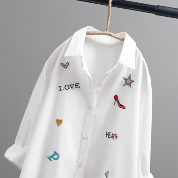 Modern női ing, fehér felirattal - széles modell