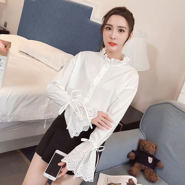 Cămașă actuală de damă în alb cu mâneci interesante