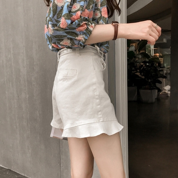 Blugi scurti moderni în alb și negru, cu curea