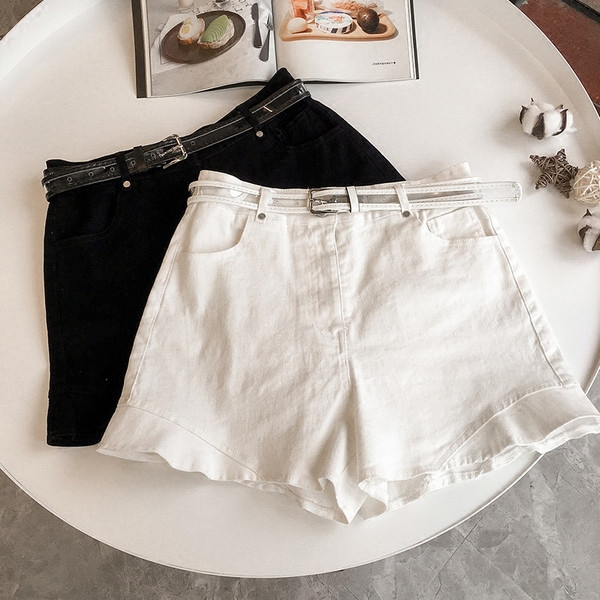 Blugi scurti moderni în alb și negru, cu curea