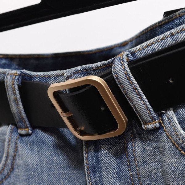 Blugi scurti de dama in albastru si negru cu curea