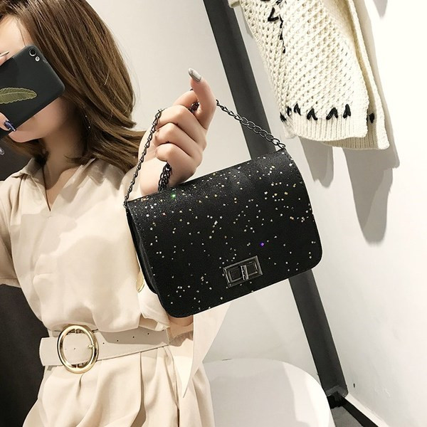 Stílusos mini kézitáska hosszú fémlánccal