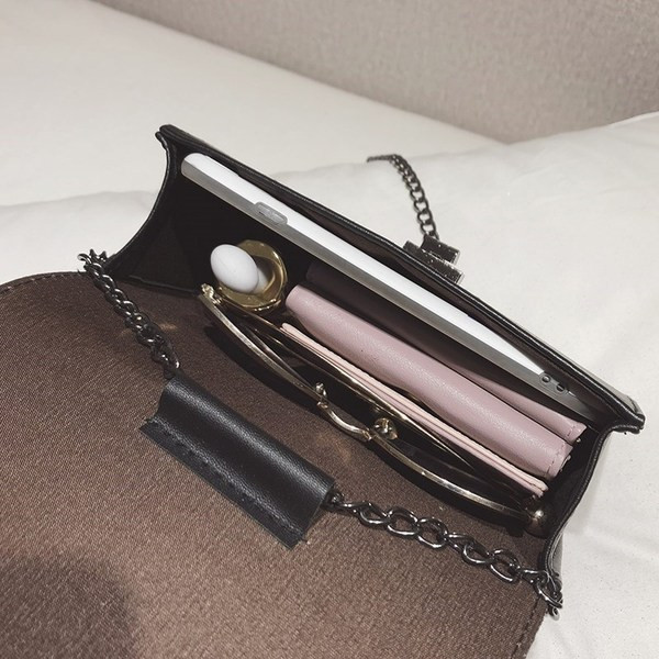 Stílusos mini kézitáska hosszú fémlánccal