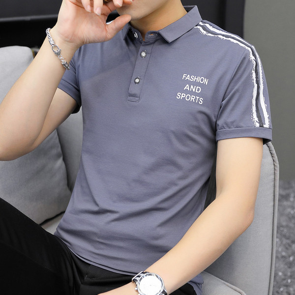 Tricou modern pentru bărbați cu guler și inscripții în trei culori