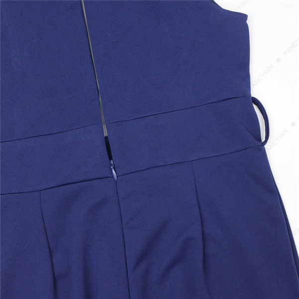 Salopetă elegantă de damă în alb și albastru și cu decolteu în V