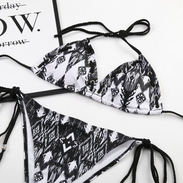 Costum de baie din două piese cu top triunghiular alb-negru