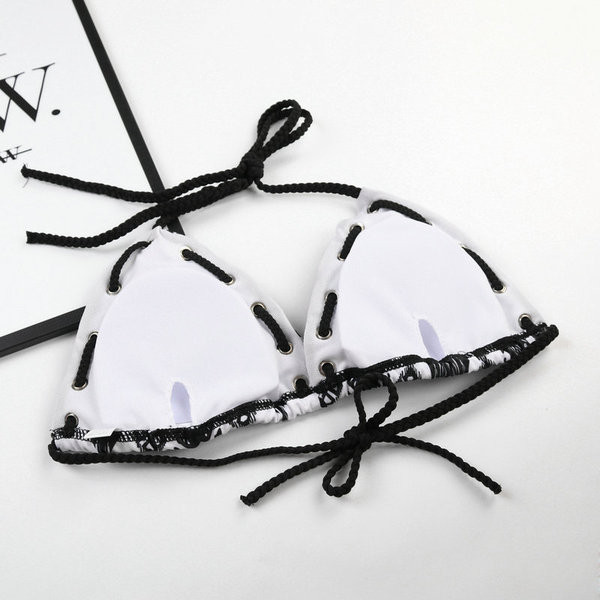 Costum de baie din două piese cu top triunghiular alb-negru