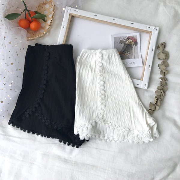 Pantaloni scurți casual de damă în alb și negru