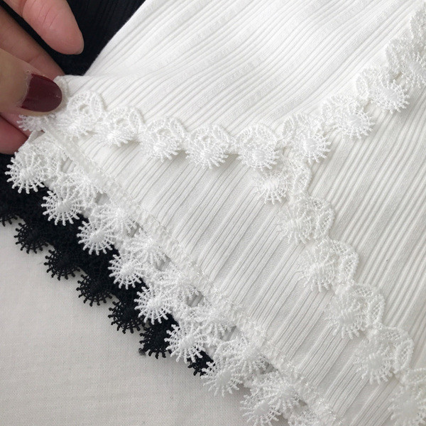 Pantaloni scurți casual de damă în alb și negru