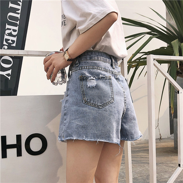 Blugi scurti eleganti de dama de culoare albastra si body inalt cu motive rupte