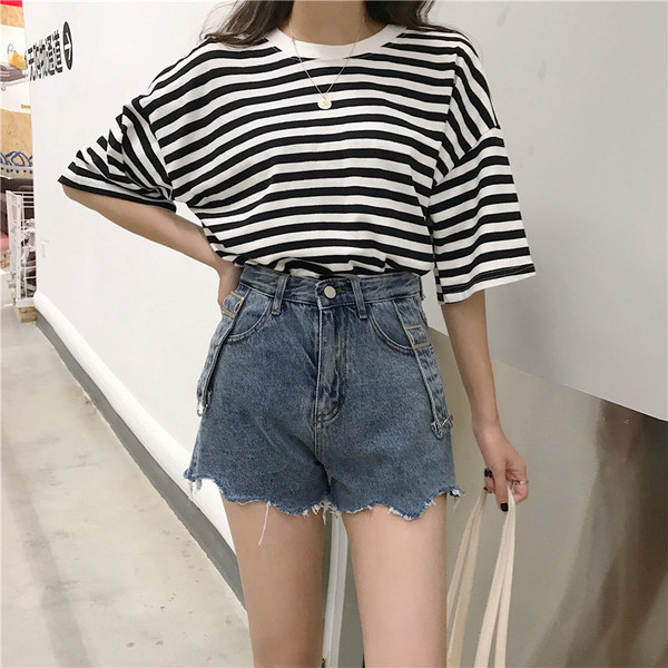 Új modell rövid női farmernadrág kék színben, magas derékkal