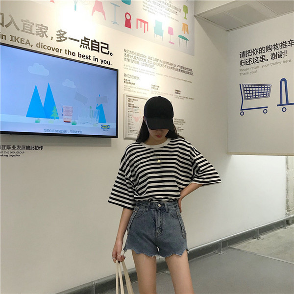 Új modell rövid női farmernadrág kék színben, magas derékkal