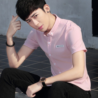 Modern férfi ing fekete és rózsaszín emblémával