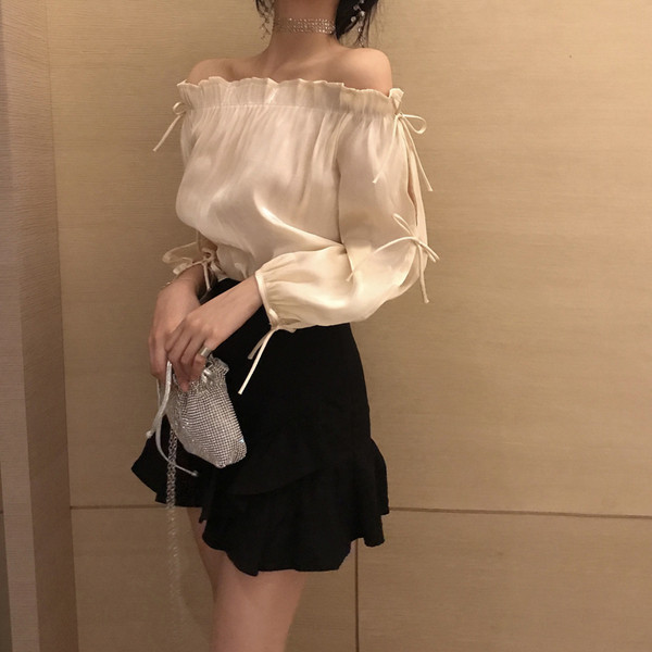 Bluză de damă elegantă cu umerii goi, în alb și crem