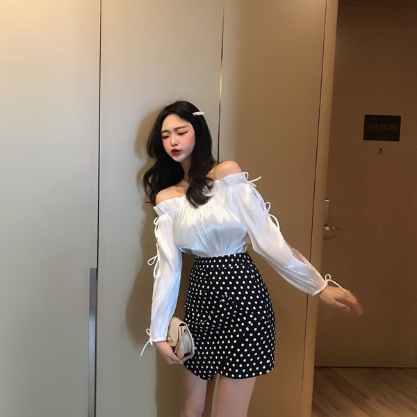 Bluză de damă elegantă cu umerii goi, în alb și crem