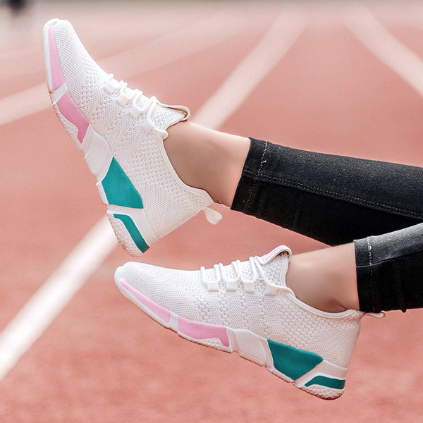 Női sportcipő fehér és fekete színben